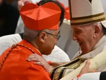 O papa Francisco fala com dom William Goh (à esquerda) depois de ordená-lo cardeal durante um consistório para criar 20 novos cardeais, na Basílica de São Pedro, no Vaticano, em 27 de agosto de 2022.