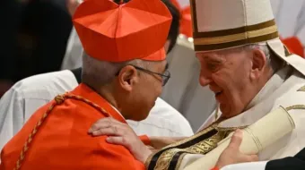 O papa Francisco fala com dom William Goh (à esquerda) depois de ordená-lo cardeal durante um consistório para criar 20 novos cardeais, na Basílica de São Pedro, no Vaticano, em 27 de agosto de 2022.