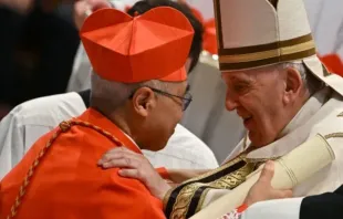 O papa Francisco fala com dom William Goh (à esquerda) depois de ordená-lo cardeal durante um consistório para criar 20 novos cardeais, na Basílica de São Pedro, no Vaticano, em 27 de agosto de 2022.