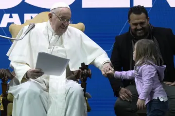 Papa Francisco cumprimenta menina