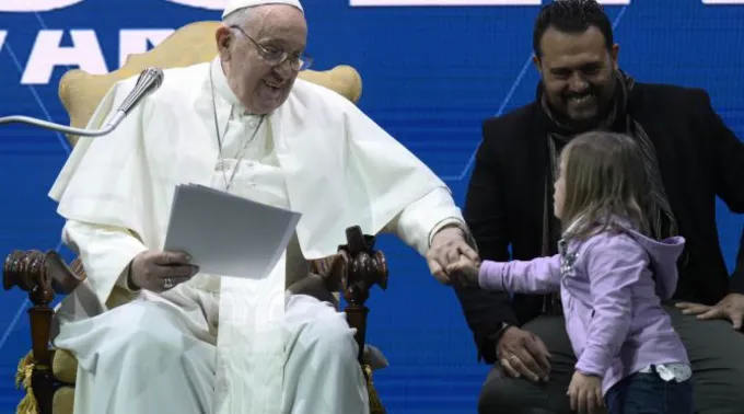 Papa Francisco cumprimenta menina ?? 
