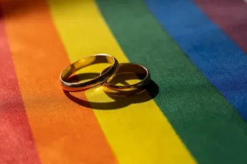 Alianças e bandeira gay