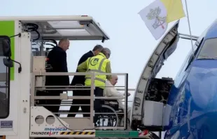 Papa embarca em avião. Imagem referencial.