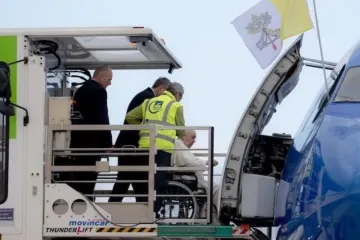 Papa embarca em avião