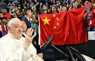 Papa Francisco e fiéis chineses na Mongólia.