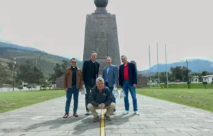 Equipe da EWTN com a equipe da comissão de comunicações do IEC Quito 2024 nos arredores de Quito, Equador.