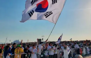 Peregrinos da Coreia do Sul agitam bandeira do país em missa de encerramento da JMJ Lisboa 2023 em 6 de agosto de 2023.