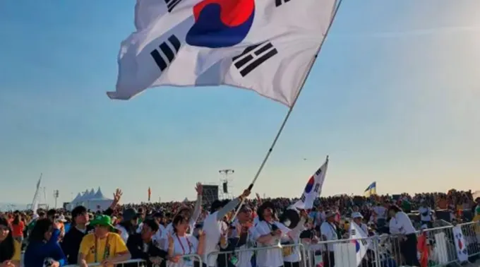 Peregrinos da Coreia do Sul agitam bandeira ?? 