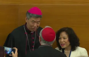 O bispo de Xangai, Shen Bin, fala com o cardeal Pietro Parolin, secretário de estado da Santa Sé em  conferência ontem (22) em Roma.