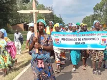 Peregrinos a caminho do Dia dos Mártires de Uganda na última terça-feira (21).