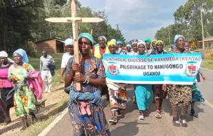 Peregrinos a caminho do Dia dos Mártires de Uganda na última terça-feira (21).