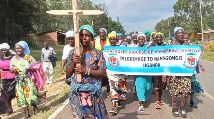 Peregrinos a caminho do Dia dos Mártires de Uganda ?? 
