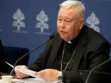 O arcebispo de Luxemburgo, o cardeal jesuíta Jean-Claude Hollerich, fala à imprensa no Vaticano em 20 de junho de 2023.