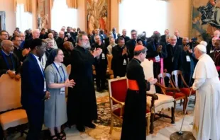 Papa Francisco com participantes da assembleia geral das Pontifícias Obras Missionárias (POM) no último sábado (25).