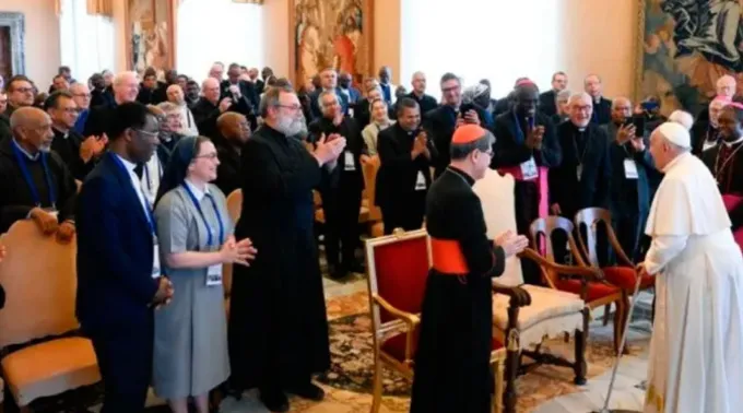 Papa Francisco com participantes da assembleia geral das Pontifícias Obras Missionárias ?? 
