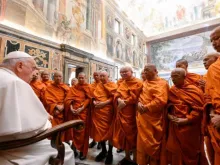 Papa Francisco com delegação de monges budistas da Tailândia hoje (27) em audiência privada no Palácio Apostólico, no Vaticano.