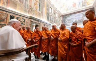 Papa Francisco com delegação de monges budistas da Tailândia hoje (27) em audiência privada no Palácio Apostólico, no Vaticano.