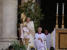 Papa Francisco dá bênção solene com o Santíssimo Sacramento nos degraus da basílica de Santa Maria Maior ontem (2), ao final de procissão eucarística pelas ruas de Roma.