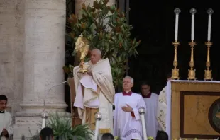 Papa Francisco dá bênção solene com o Santíssimo Sacramento nos degraus da basílica de Santa Maria Maior ontem (2), ao final de procissão eucarística pelas ruas de Roma.