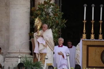 Papa Francisco dá bênção solene com o Santíssimo Sacramento