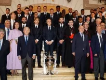 Real Madrid na catedral de Almudena, em Madri, Espanha, ontem (2), para oferecer a vitória e a taça da Champions League a Nossa Senhora de Almudena, padroeira da capital espanhola.