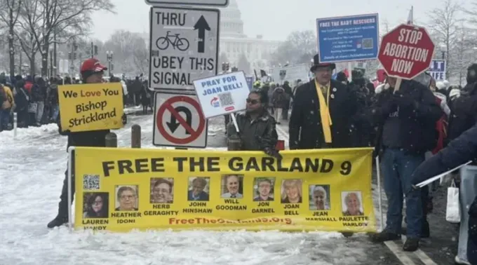 Ativistas pró-vida protestam contra a prisão de nove ativistas pró-vida nos EUA ?? 