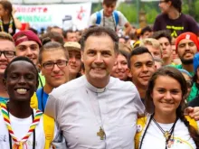 O reitor-mor dos salesianos e décimo sucessor de Dom Bosco, o cardeal Ángel Fernández Artime, com jovens do mundo inteiro.