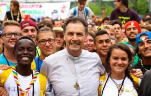 O reitor-mor dos salesianos e décimo sucessor de Dom Bosco, o cardeal Ángel Fernández Artime, com jovens do mundo inteiro.