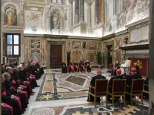 Papa Francisco com membros do Dicastério para a Doutrina da Fé em 26 de janeiro de 2024.