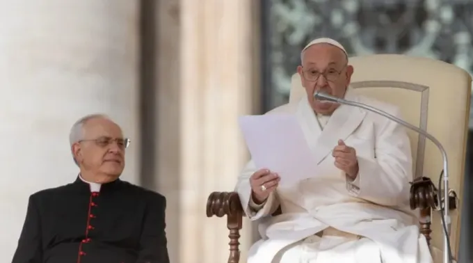 Papa Francisco faz catequese durante audiência geral ?? 