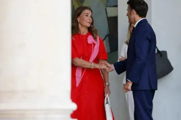 Melinda Gates cumprimenta Emmanuel Macron
