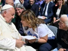 Papa Francisco saúda Ada e a irmã Geneviève Jeanningros, que atende pessoas com tendências homossexuais há 56 anos depois de audiência geral ontem (5) no Vaticano.