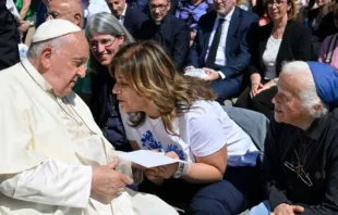 Papa Francisco saúda Ada e a irmã Geneviève Jeanningros, que atende pessoas com tendências homossexuais há 56 anos depois de audiência geral ontem (5) no Vaticano.