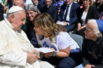 Papa Francisco saúda Ada e a irmã Geneviève Jeanningros