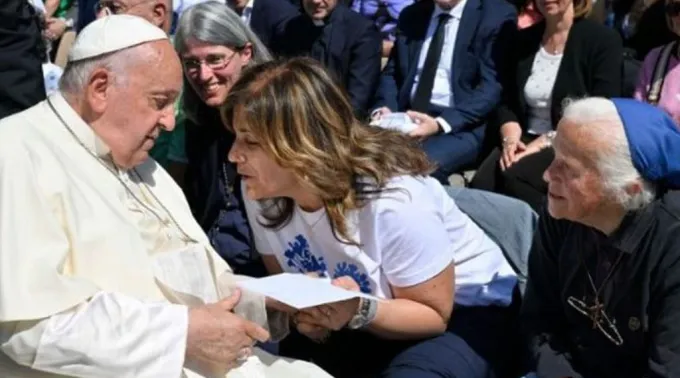 Papa Francisco saúda Ada e a irmã Geneviève Jeanningros ?? 