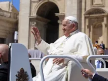 Papa Francisco saúda peregrinos em audiência geral ontem (5) na praça de São Pedro, no Vaticano.