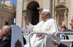 Papa Francisco saúda peregrinos em audiência geral ontem (5) na praça de São Pedro, no Vaticano.