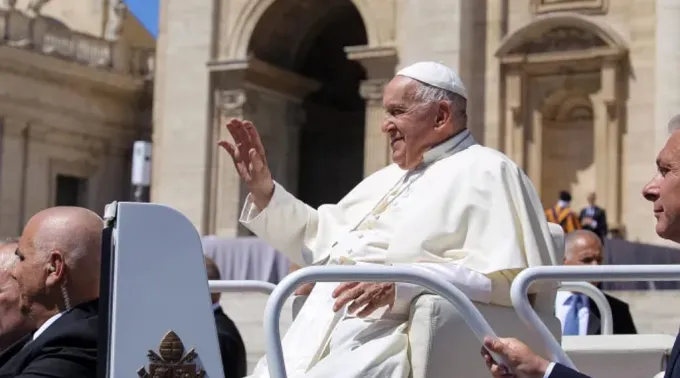 Papa Francisco saúda peregrinos em audiência geral ?? 