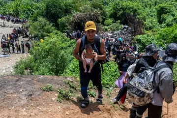 Imigrante com bebê em direção aos EUA