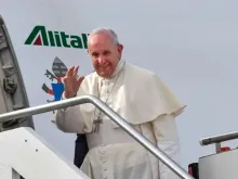 Papa Francisco embarca em avião. Imagem ilustrativa.