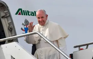 Papa Francisco embarca em avião. Imagem ilustrativa.