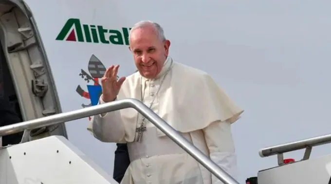 Papa Francisco embarca em avíão ?? 