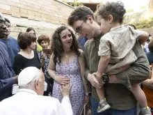 Papa Francisco abençoa mulher grávida durante visita a famílias da paróquia Santa Brígida da Suécia, ontem (6) no bairro de Palmarola, em Roma.