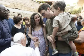Papa Francisco abençoa mulher grávida