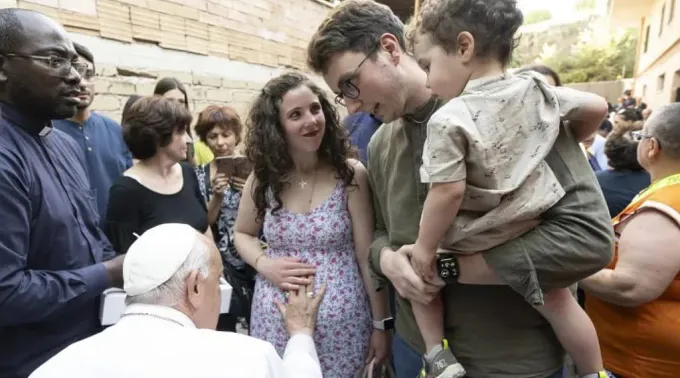 Papa Francisco abençoa mulher grávida ?? 