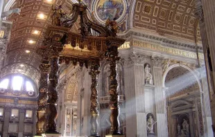 O famoso baldaquino de Bernini na Basílica de São Pedro.