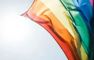 Bandeira do orgulho gay. Imagem referencial.