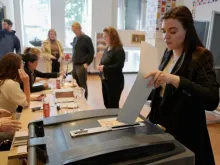 Votação ontem (6) em seção eleitoral em Haia, Holanda.
