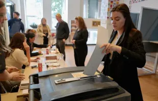 Votação ontem (6) em seção eleitoral em Haia, Holanda.