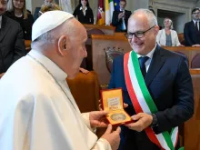 Papa Francisco recebe medalha do prefeito de Roma, Roberto Gualtieri, em visita hoje (10) ao Capitólio.